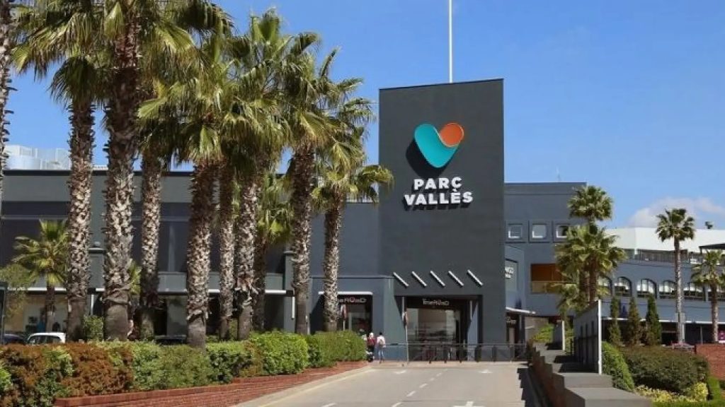 Incendio en un centro comercial de Terrassa provoca evacuaciones en plena cena y activa un amplio operativo de emergencia. Evacuación urgente